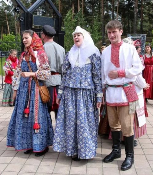 Hochzeitskostüme der Völker der Region Leningrad