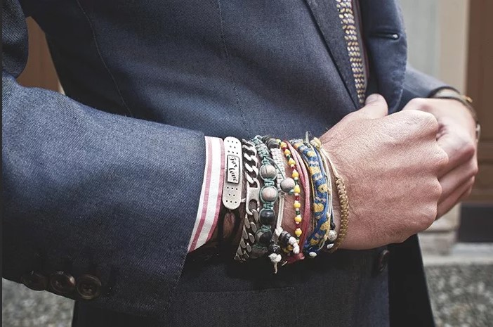 traje de hombre de cadena con cordones