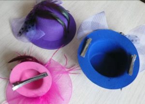 clip para sombrero en diferentes colores