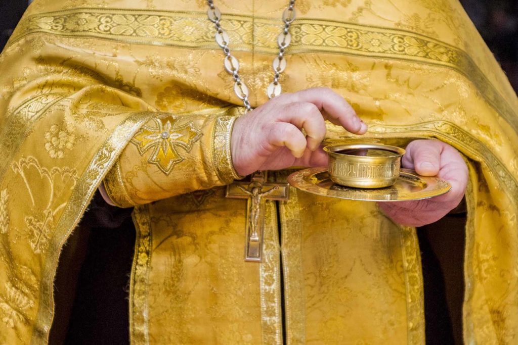 ¿Por qué los sacerdotes no usan anillos de boda?