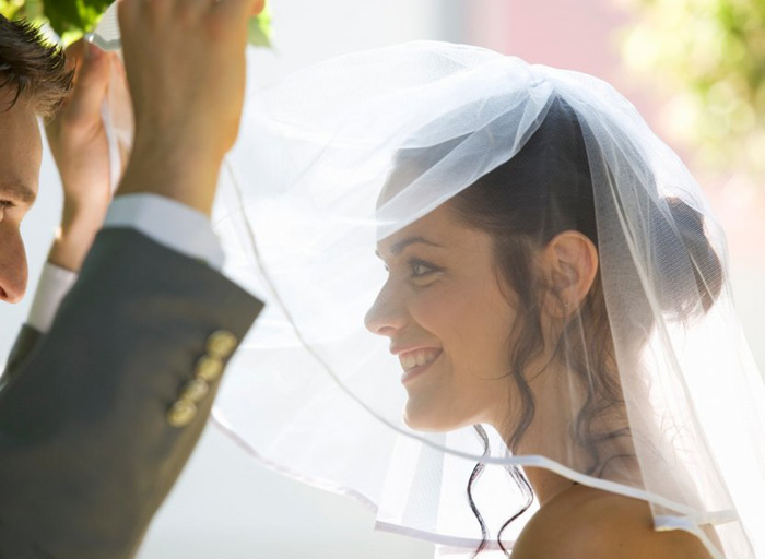 El rostro de la novia está cubierto.