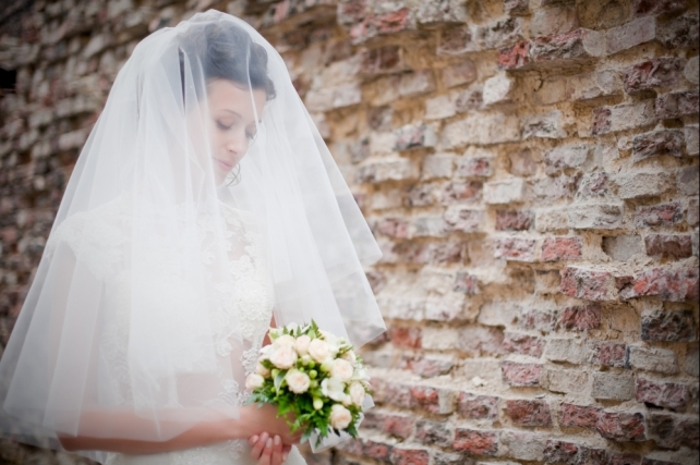 Pourquoi la mariée s'est-elle couverte le visage ?