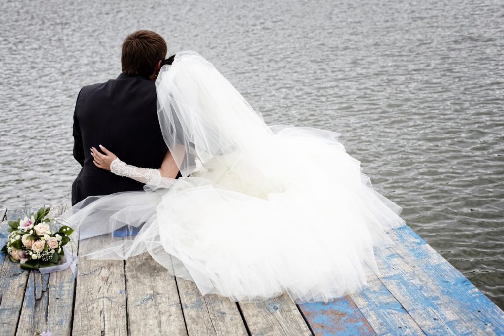 Perchè la sposa è vestita di bianco e lo sposo di nero?