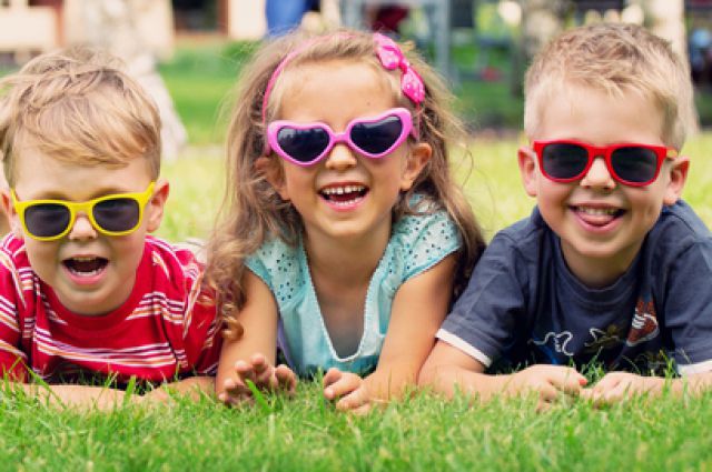 niños con gafas