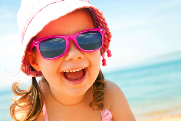 chica con gafas de sol