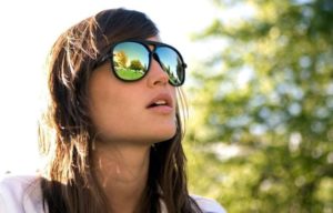 fille à lunettes miroir