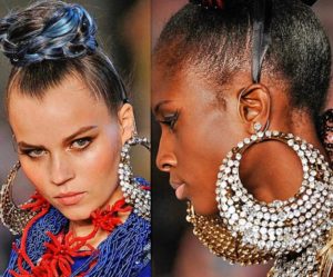 énormes boucles d'oreilles avec strass