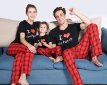 familie i pyjamas