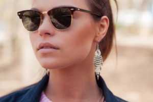 κορίτσι με γυαλιά Ray Ban