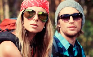 chica y chico con gafas rey ban