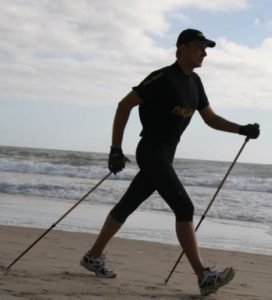 wandelen langs de zee