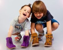 Kinder mit Schuhen