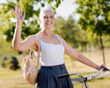 Frau mit Rucksack auf dem Fahrrad