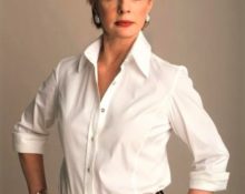 Comment porter une chemise blanche pour une femme de plus de 50 ans