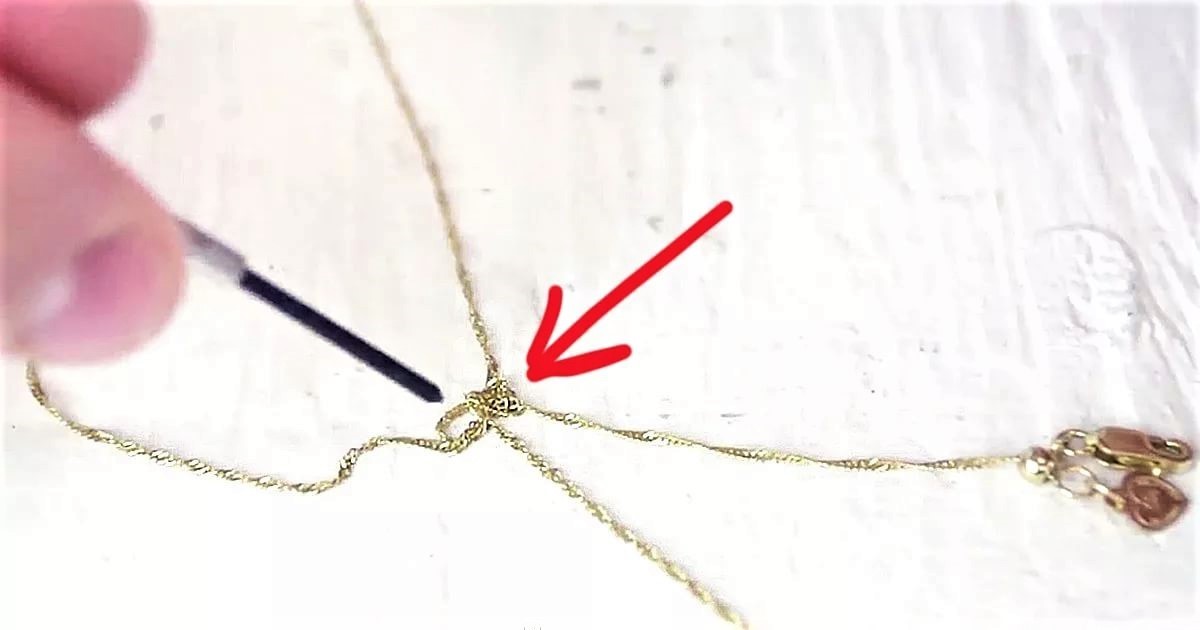 Why does a gold chain tie in a knot?