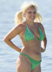 Lady Gaga di pantai