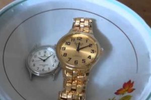 het horloge in water laten weken