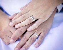 ¿En qué mano está el anillo de bodas de un hombre y una mujer?