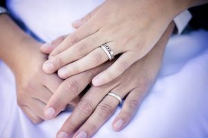 di tangan manakah cincin perkahwinan lelaki dan perempuan