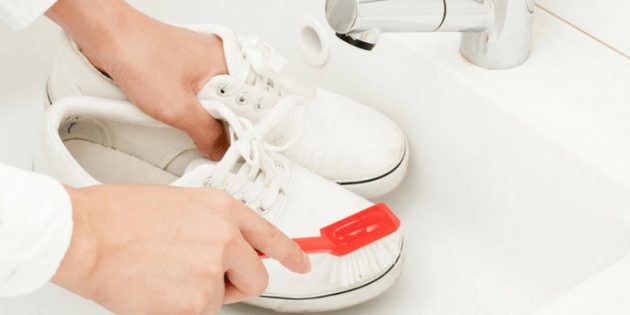 Rimozione delle strisce nere dalle scarpe bianche