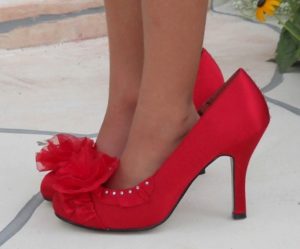 scarpe rosse una taglia più grande