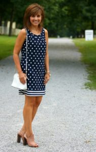 mulher em vestido de verão