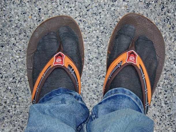 sokker og flip flops