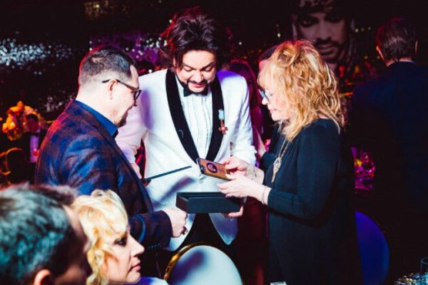 Kirkorov va regalar a Pugacheva un collaret per valor de 80 milions de rubles