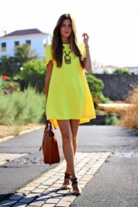 chica con un vestido amarillo