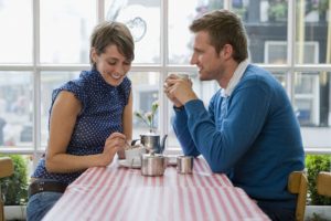 davanti a una tazza di caffè