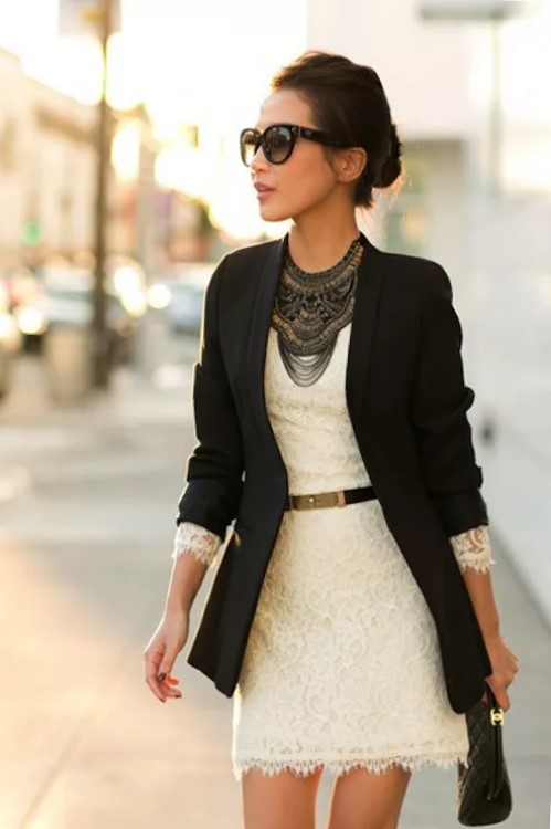 chaqueta con vestido blanco