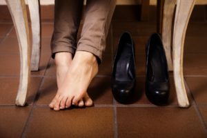 Jak wybrać zakryte buty letnie, aby zapobiec poceniu się stóp