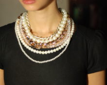 How to wear pearls correctly