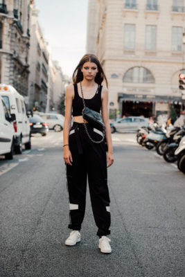 ¿Por qué no hace tanto calor con ropa negra ancha como con ropa blanca?