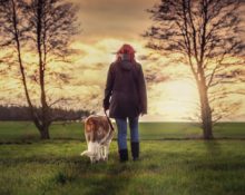 Qué ponerse para pasear con el perro que esté a la moda pero cómodo