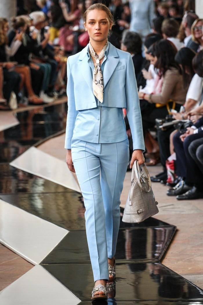 What should a fashionable trouser suit be like to avoid falling into anti-trends?