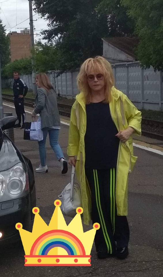 en imperméable jaune à la gare