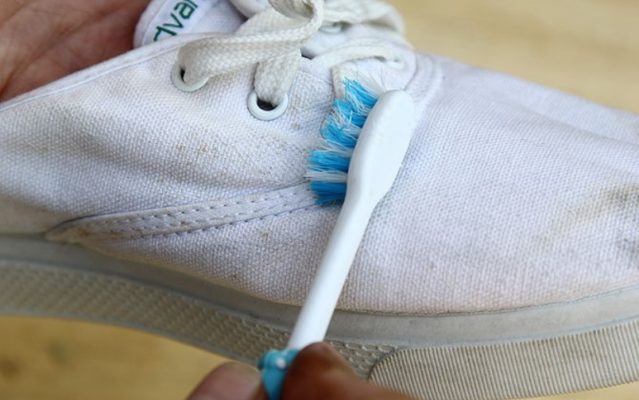 Est-il possible de laver les chaussures avec une vieille brosse à dents ?