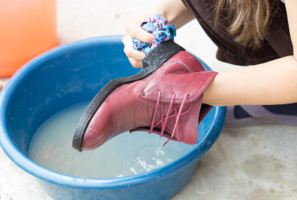 É possível lavar sapatos com escova de dentes velha?