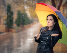 Pego na chuva com uma jaqueta de couro: como conservar a jaqueta