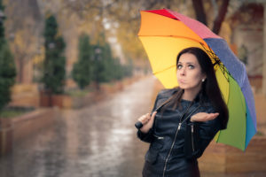 In einer Lederjacke vom Regen überrascht: So konserviert man die Jacke