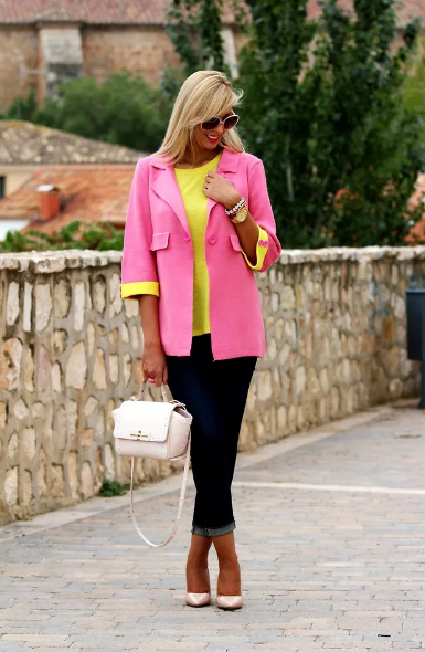 T-shirt jaune et veste rose