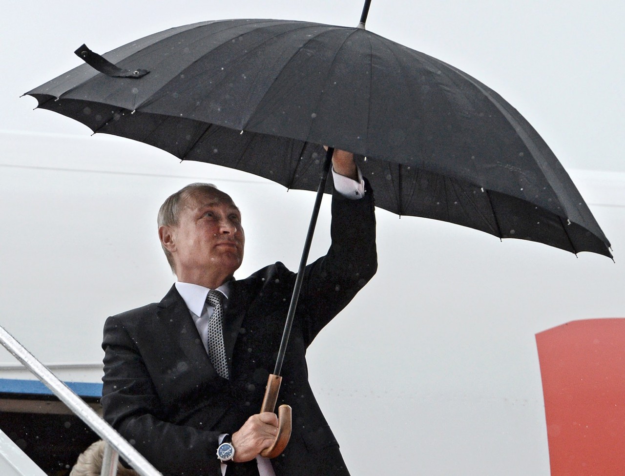 Putin mit Regenschirm