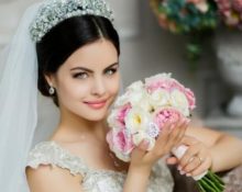 acconciatura da sposa con corona e velo