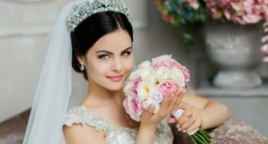 acconciatura da sposa con corona e velo