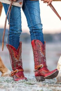 Cowboy boots: kung ano ang isusuot sa mga naka-istilong sapatos sa taglagas 2019