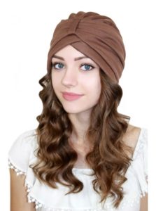 Mädchen mit Turban auf dem Kopf