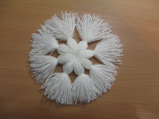 How to make a snowflake from wool threads