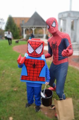 Cómo hacer un disfraz de hombre araña