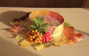 chapeau garni de feuilles de sorbier et d'un brin